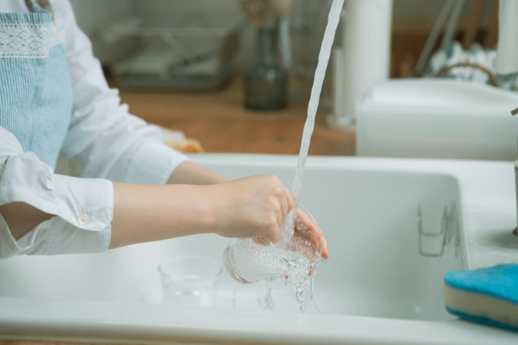 食器を洗っている女性