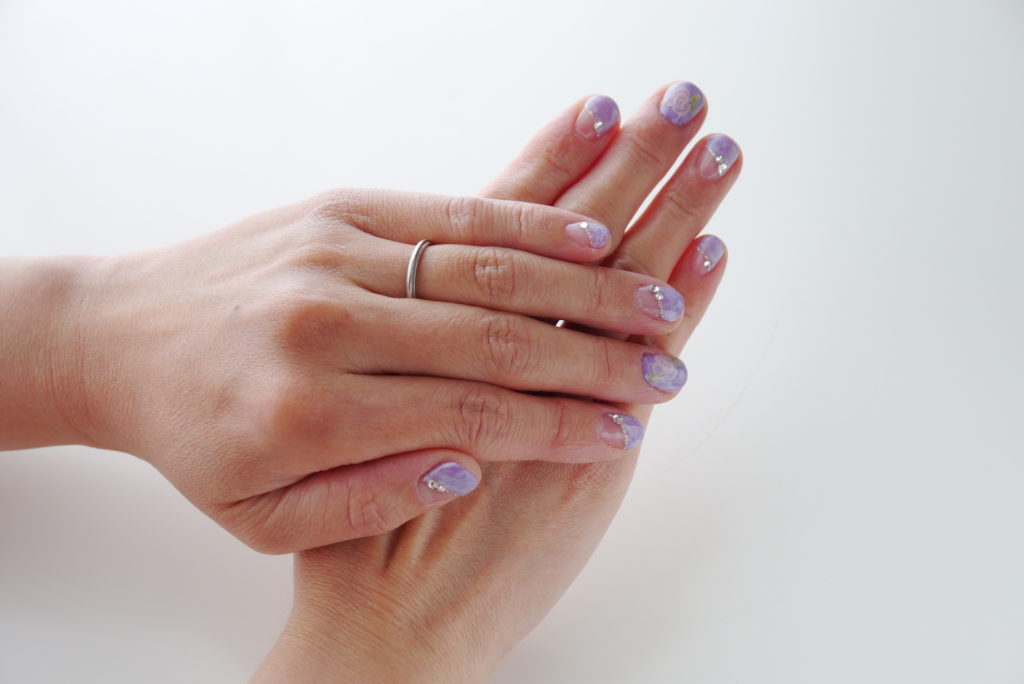 女性の指とマーブルネイル
