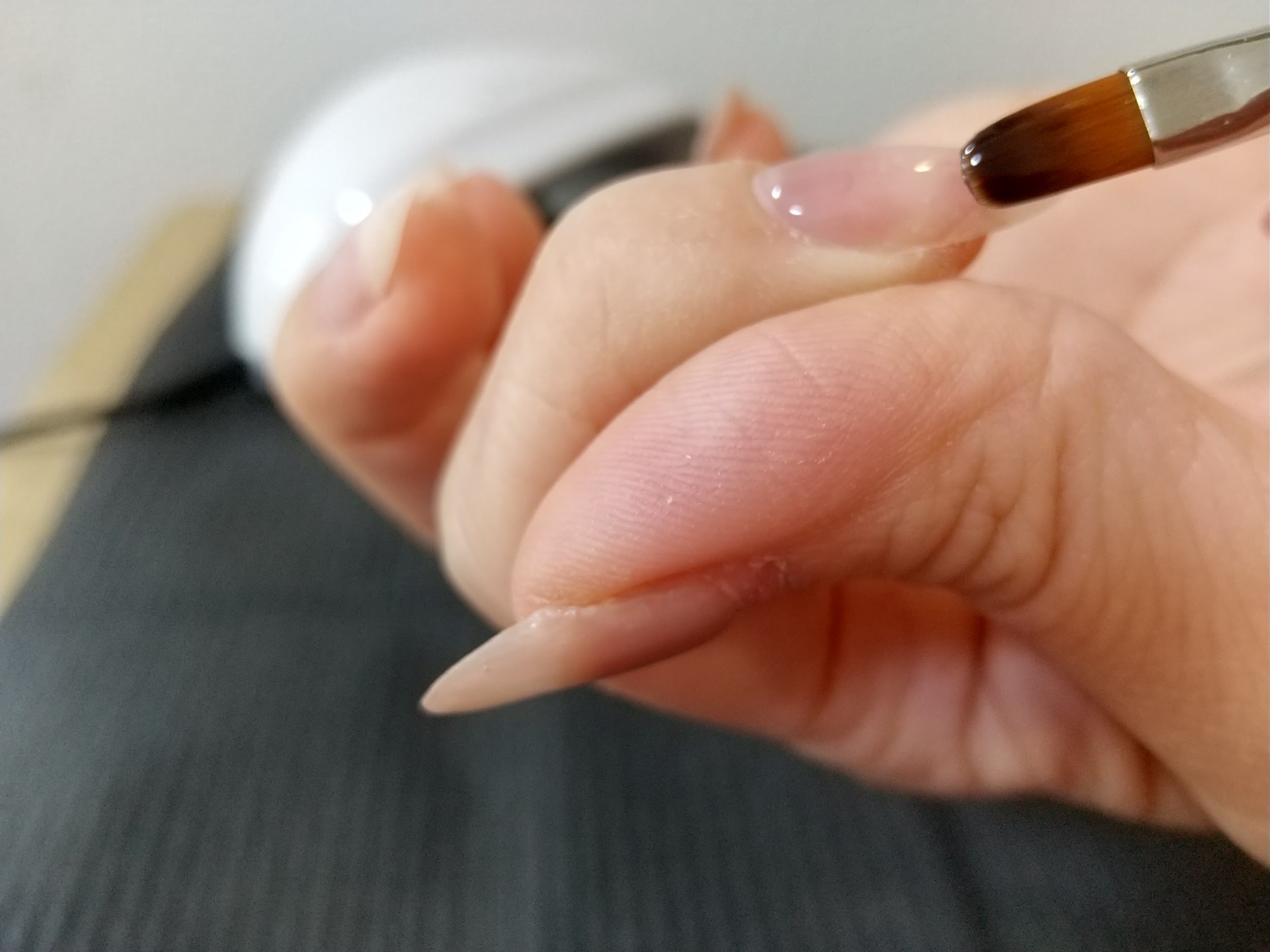 ベースジェル工程-人差し指にベースジェルを塗る