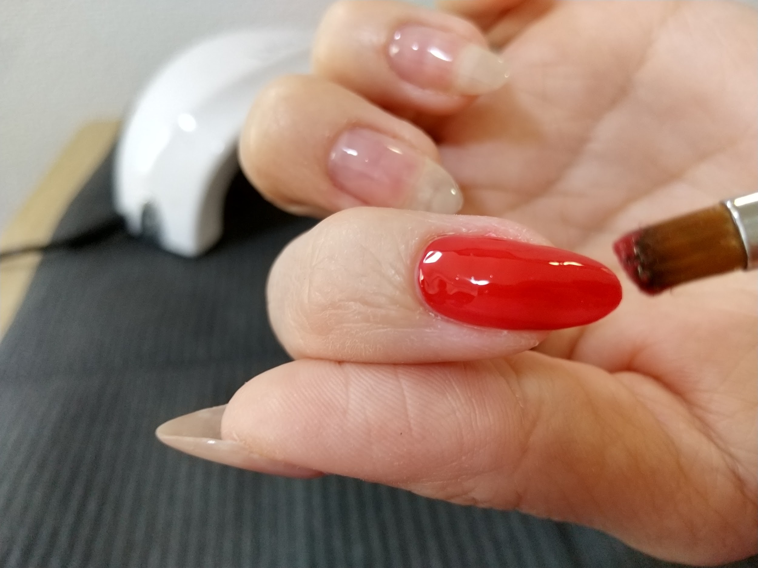 カラージェル工程-爪全体を赤いカラージェルで塗布